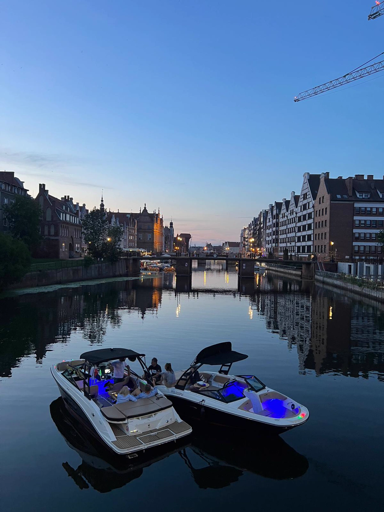 dwa yachty na tle starówki